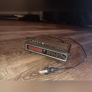 Step back in time with the Vintage 1980s GE Digital Alarm ClockAM/FM Radio Works